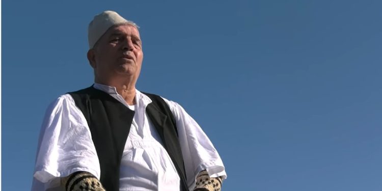 “Ata që na thonë rebelë, janë vetë kriminelë”, Roland Çenko këndon për Lazaratin (VIDEO)