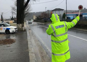 Moti i keq, policia e Gjirokastrës thirrje shoferëve: Ecni me kujdes nëpër rrugë (FOTO)