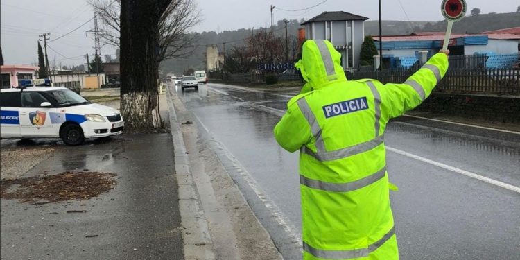 Moti i keq, policia e Gjirokastrës thirrje shoferëve: Ecni me kujdes nëpër rrugë (FOTO)