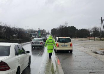 Moti i keq, policia e Gjirokastrës thirrje shoferëve: Ecni me kujdes nëpër rrugë (FOTO)