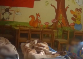 Çmenduri në Sarandë, fëmijët e kopshteve flenë në shezlonge plazhi, bashkia pret buxhetin (VIDEO)