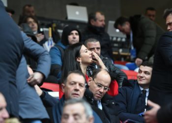 Basha “kyçet” në zyrë, Berisha mbush tribunën e “Air Albania” (VIDEO)