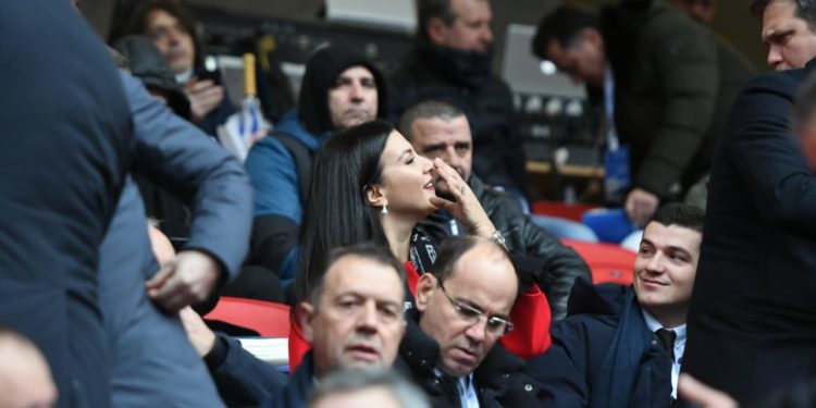 Basha “kyçet” në zyrë, Berisha mbush tribunën e “Air Albania” (VIDEO)