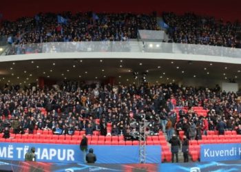 FOTO LAJM/ Berisha “merr” de fakto PD-në, Basha mban vulën (VIDEO)