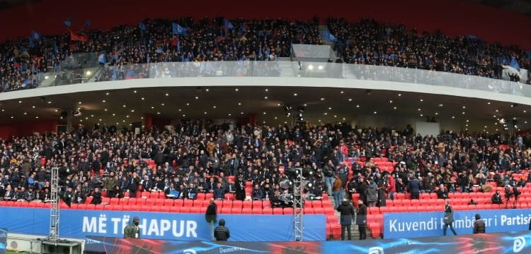 FOTO LAJM/ Berisha “merr” de fakto PD-në, Basha mban vulën (VIDEO)