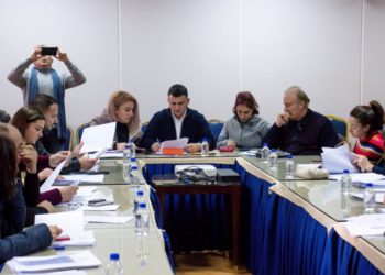 Bashkia Gjirokastër shpërblen për festa familjet në nevojë, rrit pagat për punonjësit e shërbimeve publike