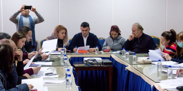 Bashkia Gjirokastër shpërblen për festa familjet në nevojë, rrit pagat për punonjësit e shërbimeve publike