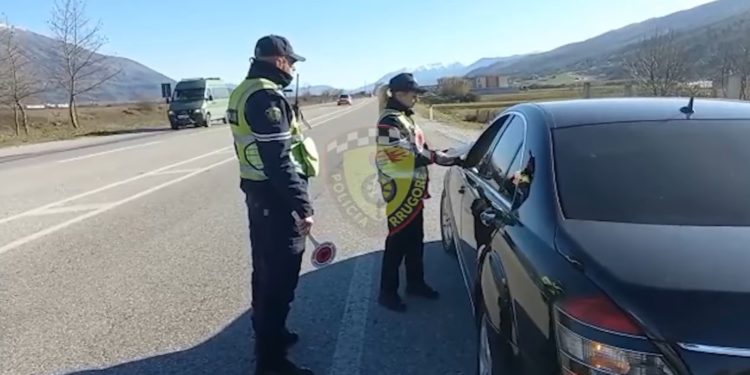 3 shoferë të arrestuar në Gjirokastër, 90 gjoba për parakalime të gabuara dhe mosvënien e rripit të sigurimit (VIDEO)