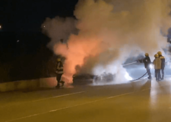 Sarandë, makina merr flakë nga kondicioneri