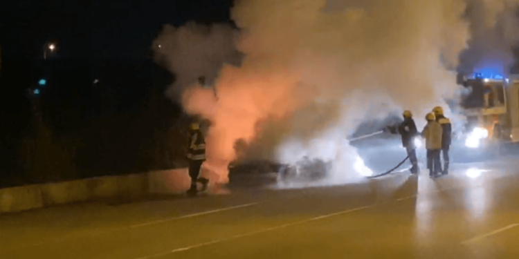 Sarandë, makina merr flakë nga kondicioneri