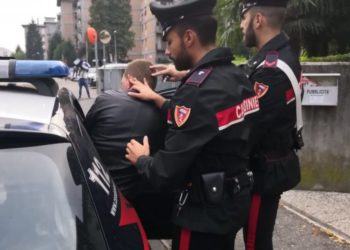 Çmendet emigranti shqiptar, zë me shqelma policinë pasi e arrestuan