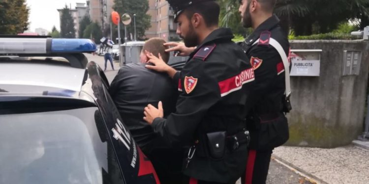 Çmendet emigranti shqiptar, zë me shqelma policinë pasi e arrestuan