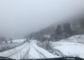 Shi, stuhi dhe dëborë/ Moti i keq ‘mbërthen’ Shqipërinë