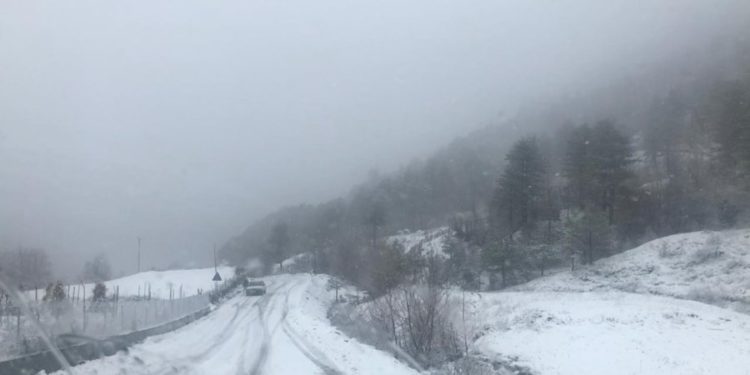 Shi, stuhi dhe dëborë/ Moti i keq ‘mbërthen’ Shqipërinë