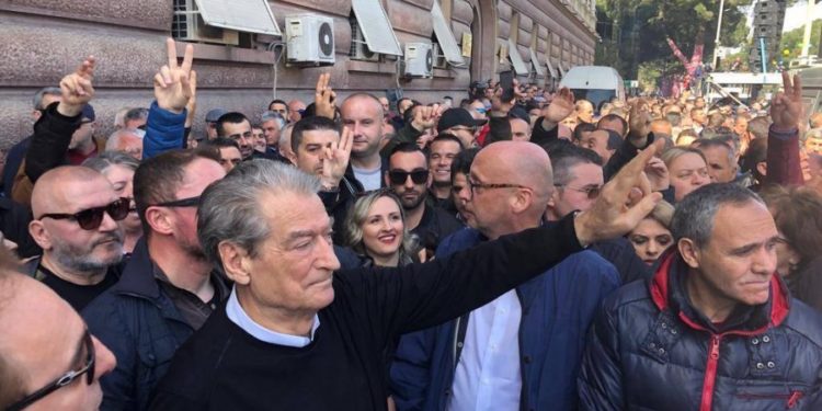 Berisha njofton protestë të madhe në Tiranë më 20 dhjetor
