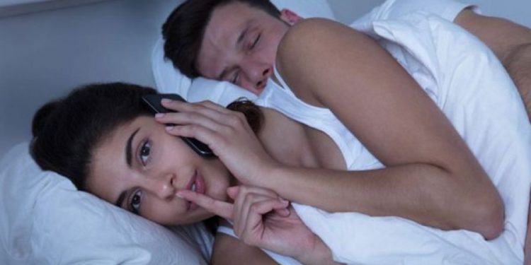 A është njësoj sikur të tradhtojë femra, sikur të tradhtojë mashkulli? Ja pse ekspertët thonë se jo