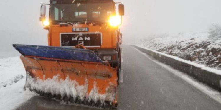 Dëborë dhe shi, ja si është gjendja e rrugëve në vend