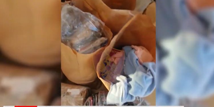 Policia e Gjirokastrës nxjerr pamjet e mallit kontrabandë që kaloi përmes Kakavijës: Dy shoferët e autobusit në pranga (VIDEO)