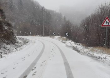 Dëbora mbulon qarkun Korçë, rruga në Dardhë e kalueshme me zinxhirë