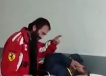 “Merre nxirre përjashta…”, pacienti i shtrirë në barrelë goditet me shpulla në spitalin e Gjirokastrës (VIDEO)