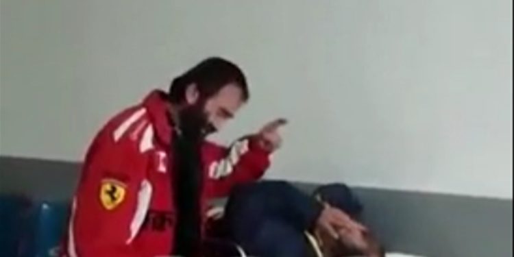 “Merre nxirre përjashta…”, pacienti i shtrirë në barrelë goditet me shpulla në spitalin e Gjirokastrës (VIDEO)
