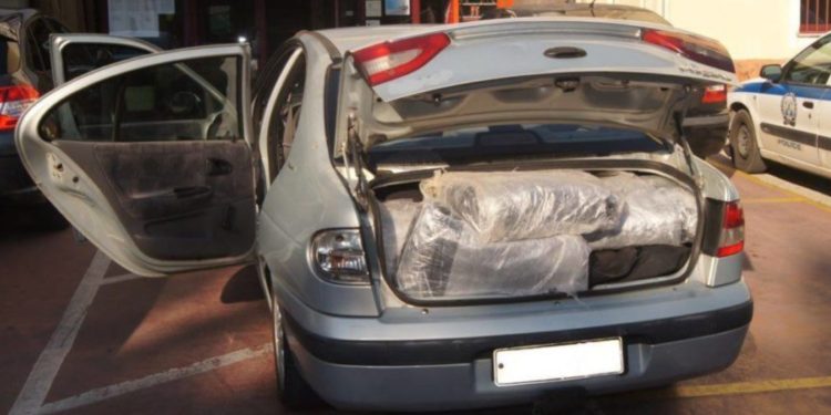 Kishte fshehur kanabis në makinë, kapet 52- vjeçari nga Saranda dhe shoqëruesja nga Delvina