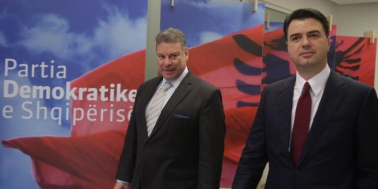 Amerikani i vendosi pikat mbi i, këta thonë duam Babën