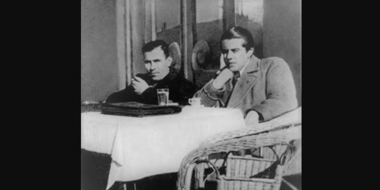 Libri i rrallë për Enver Hoxhën, si e kapi atasheu i Parisit me “presh në duar”