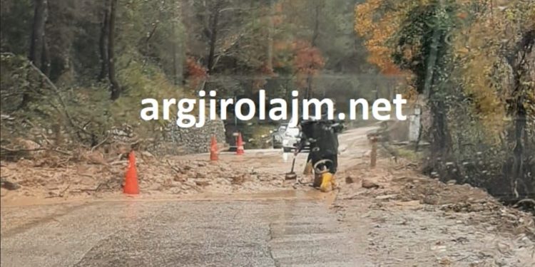 Moti i keq, bllokohet rruga Gjirokastër-Sarandë, shihni çfarë ndodh pranë Bistricës (VIDEO)