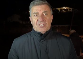 Bllokimi i rrugës Vlorë-Orikum, prefekti: Ka rrëshqitur një masiv i madh dheu, se dimë nga ka ardhur