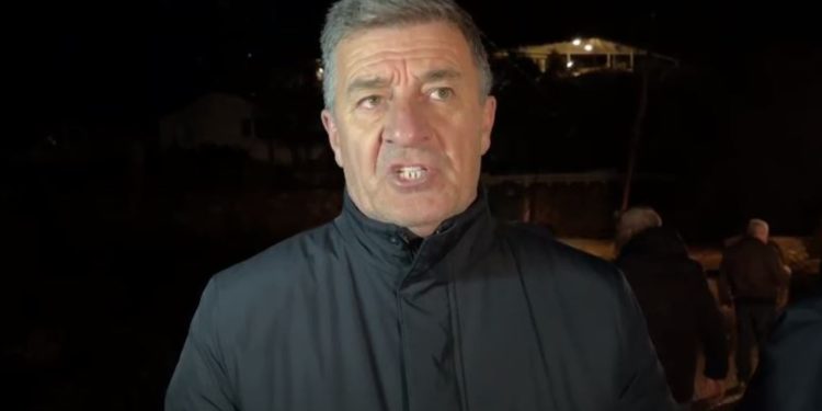 Bllokimi i rrugës Vlorë-Orikum, prefekti: Ka rrëshqitur një masiv i madh dheu, se dimë nga ka ardhur