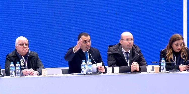 LAJMI FUNDIT/ Kuvendi shkarkon Lulzim Bashën, Gaz Bardhin dhe tre nënkryetarët e PD