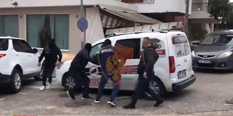 E dinte ku ishin paratë, shihni si u arrestua tekniku i kamerave në Sarandë. Bashkë me një tjetër vodhën 150 mijë euro në supermarket (VIDEO)