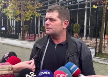 I burgosuri shqiptar në Greqi mbytet me lidhëse këpuce? Reagon vëllai: Është vrasje, ai dhe 3 muaj e mbaronte dënimin! T’i bëhet autopsia në Shqipëri