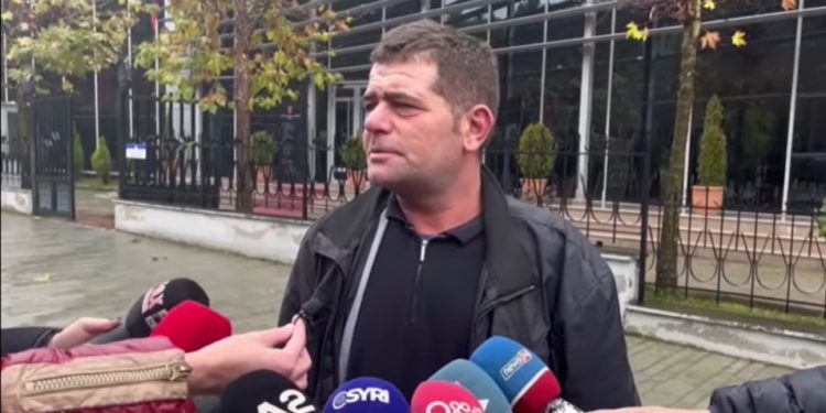 I burgosuri shqiptar në Greqi mbytet me lidhëse këpuce? Reagon vëllai: Është vrasje, ai dhe 3 muaj e mbaronte dënimin! T’i bëhet autopsia në Shqipëri