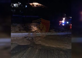 Moti i keq, bllokohet rruga Vlorë-Orikum nga rrëshqitja e një masivi dheu