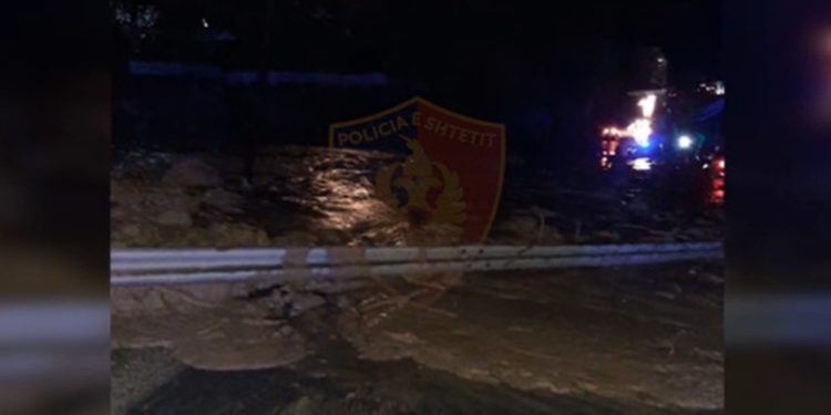 Moti i keq, bllokohet rruga Vlorë-Orikum nga rrëshqitja e një masivi dheu