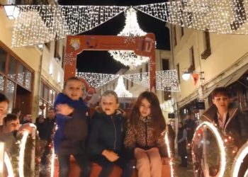 Gjirokastra ndez dritat e festave të Fundvitit, shikoni atmoferën fantastike (VIDEO)