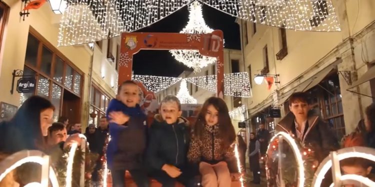 Gjirokastra ndez dritat e festave të Fundvitit, shikoni atmoferën fantastike (VIDEO)