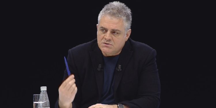 Dritan Hila: Berisha do t’i thyente këmbë e dhëmbë po t’i hynin në seli kështu, duhen ca të fortë se s’mbrohet PD me Gazin e Salianjin