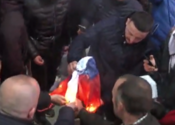 Dogjën flamurin serb në Tiranë, policia nis ndalimet e para