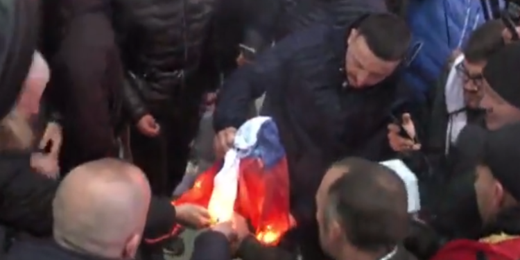 Dogjën flamurin serb në Tiranë, policia nis ndalimet e para