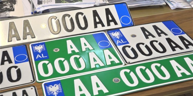 Thellohet skandali, publikohet edhe databaza me targat e makinave të shqiptarëve