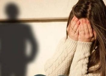 Rrëfimi tronditës i të miturës që u përdhunua nga babai: U afrua, më mbylli gojën dhe kreu aktin. M’u neverit. Vishja shumë rroba që mos më prekte