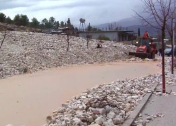 Moti i keq në Gjirokastër/ Përroi i Çullos del nga shtrati!