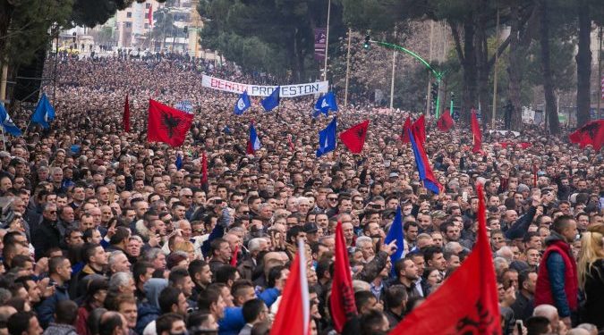 Berisha njofton protestë të madhe në Tiranë më 20 dhjetor