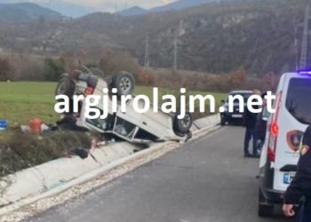 Aksident në Përmet, makina del nga rruga, dy të plagosur