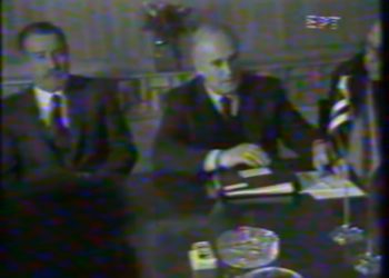 VIDEO/ Vizita e Karolos Papuljas në Shqipërinë gjatë kohës së Enver Hoxhës, detaje nga takimet në Gjirokastër, Derviçan, Fier dhe Tiranë