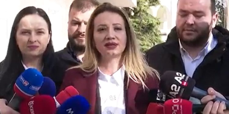 Bashës i ‘shkrihet’ PD-ja edhe në Sarandë, 100 delegatë firmosin pro Sali Berishës (VIDEO)