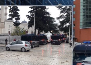 Frikë nga përplasja, policia rrethon selinë e PD-së pas shkarkimit të Lulzim Bashës